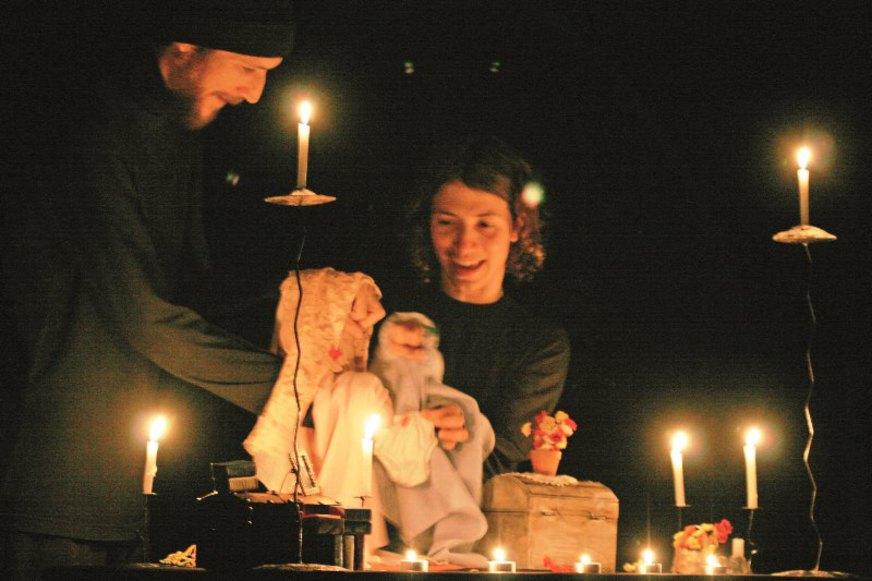 ‘Tropeço’: história de amor entre velas, mãos e rugas