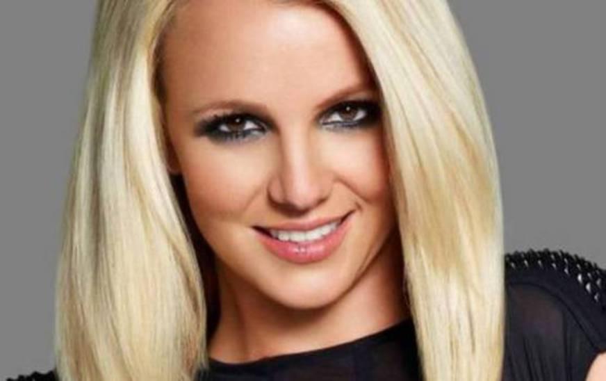 Dançarina alega que Britney Spears quebrou o seu nariz em ensaio