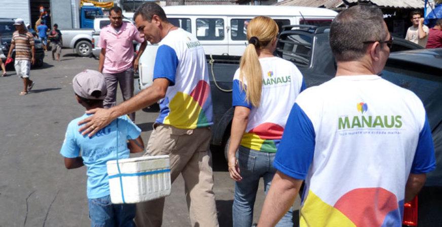 Assistentes sociais protestam na frente da Arena Amadeu Teixeira nesta quinta-feira (15)