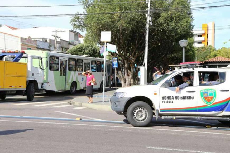 Após paralisação, ônibus voltam a circular no Centro de Manaus