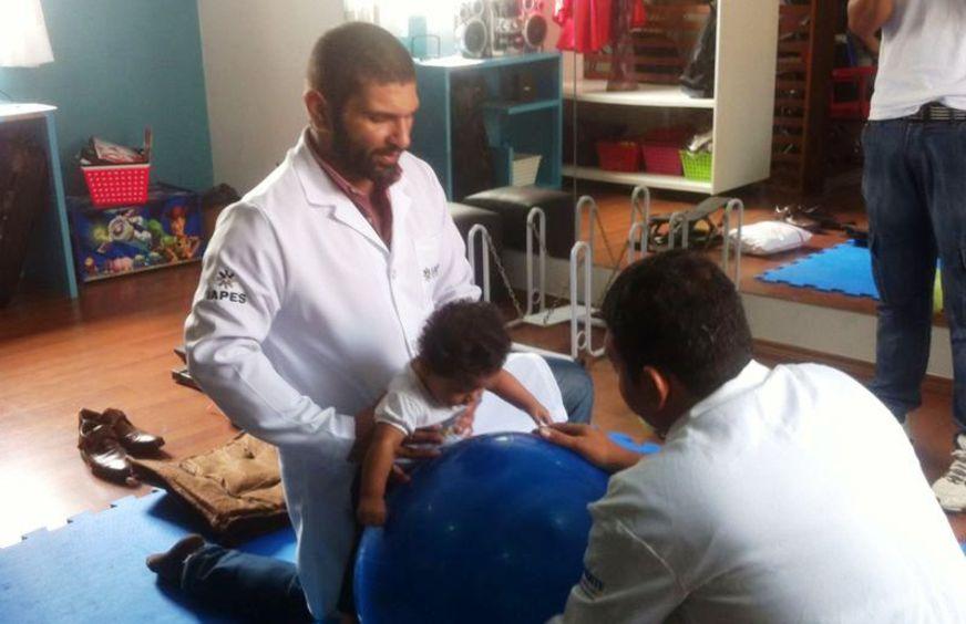 Trabalho voluntário de fisioterapia recupera crianças com câncer em Manaus
