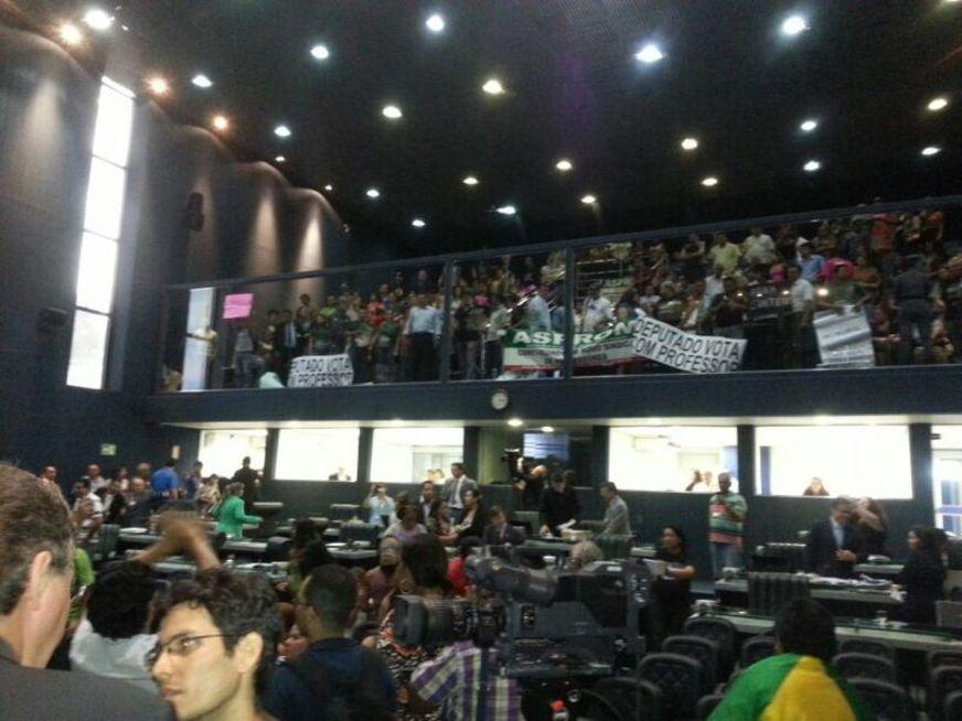 Sessão que aprovaria reajustes salariais de professores é encerrada sem votação