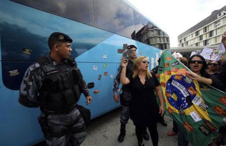 Seleção começa preparação sob protesto contra Mundial