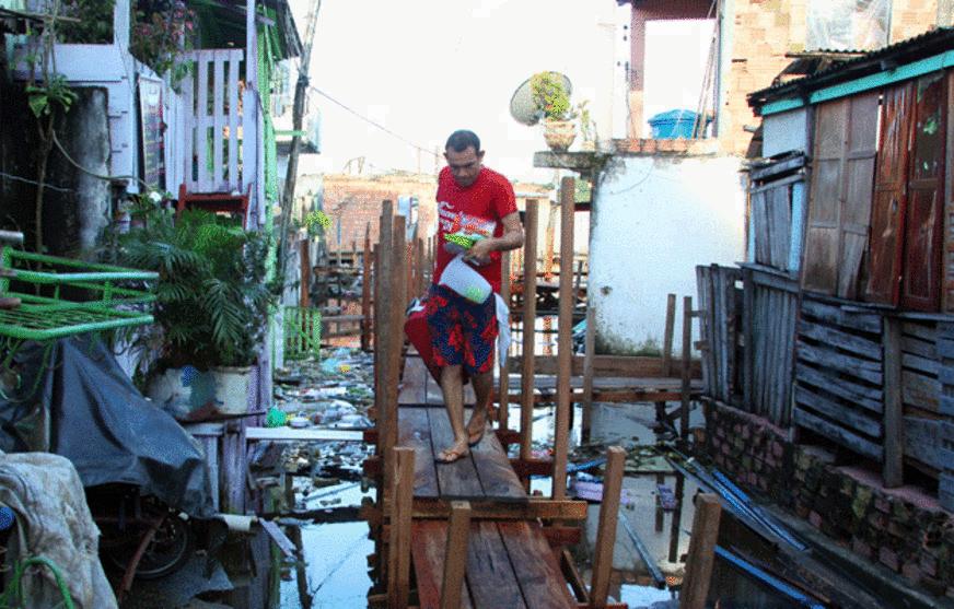Cansados de esperar ação de poder público, moradores saem de área de risco em Manaus
