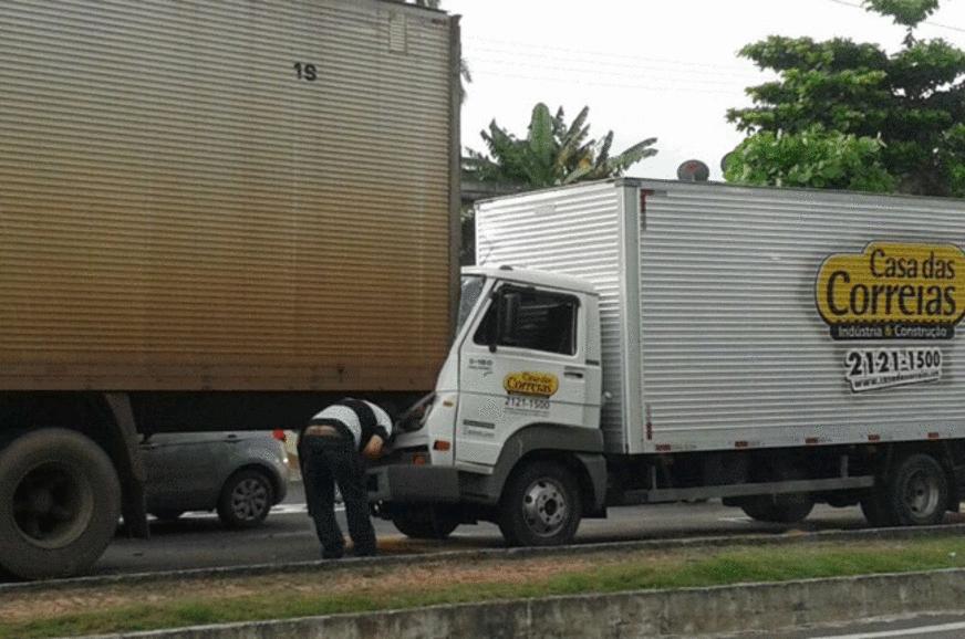 Caminhão colide em traseira de carreta na avenida Rodrigo Otávio e causa congestionamento