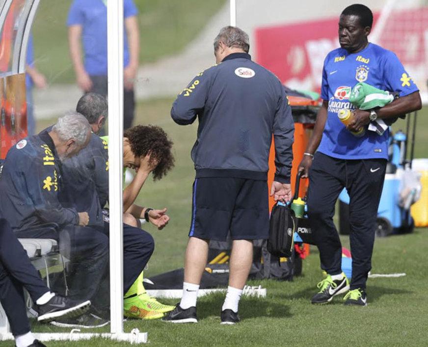 Fernandinho é titular e David Luiz sai com dores do treino