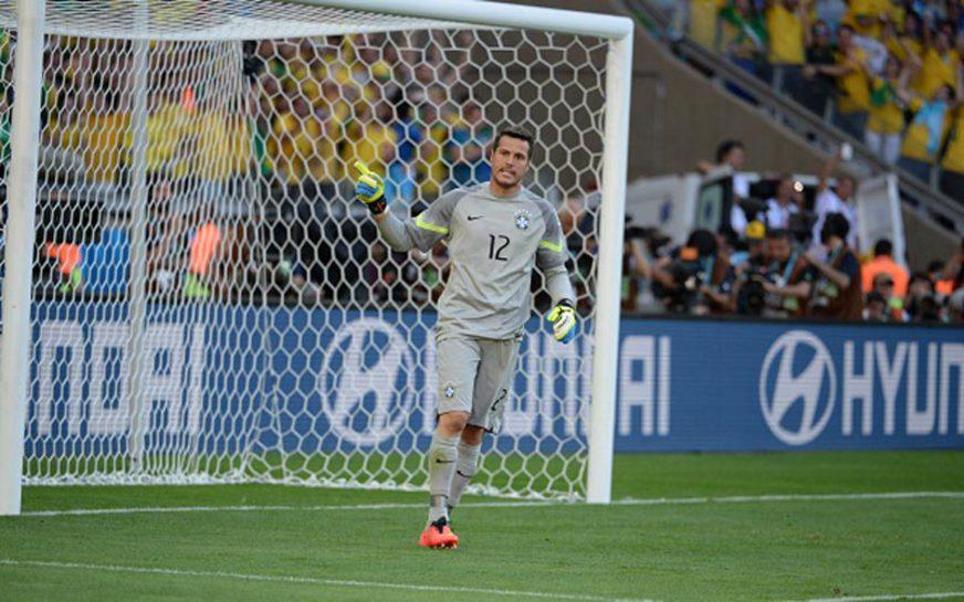 Com redenção de Júlio César e sorte, Brasil passa pelo Chile e segue vivo na Copa