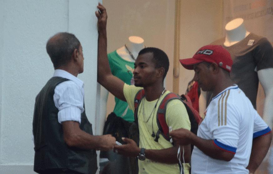 Camelôs estrangeiros ‘invadem’ as calçadas do Centro de Manaus
