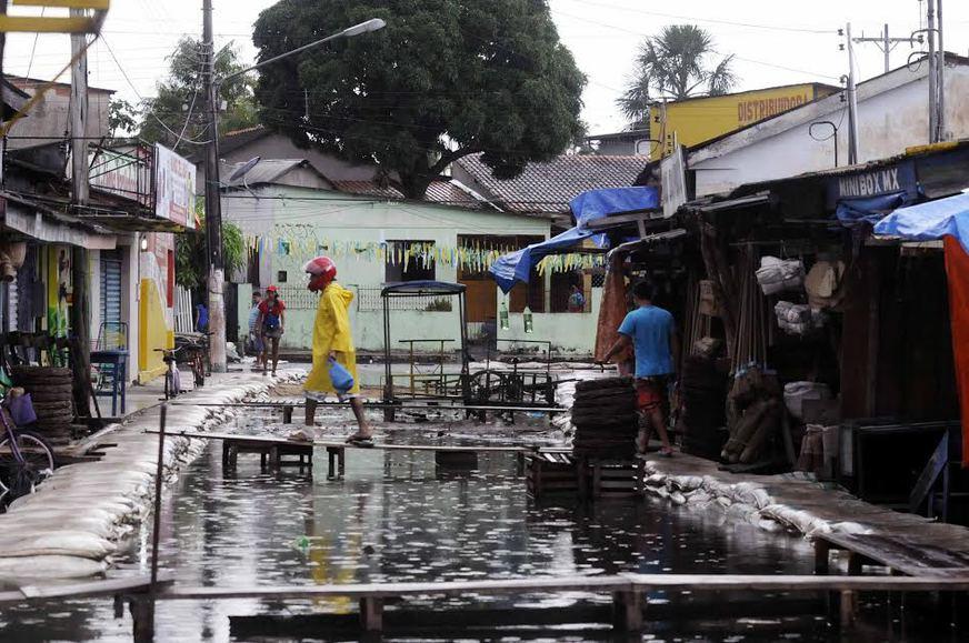 Centros comerciais de Parintins acumulam prejuízo devido à cheia do rio Amazonas