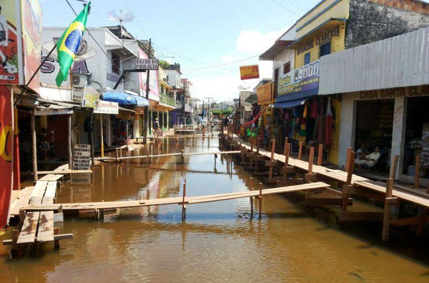 Cheia do Rio Amazonas isola o bairro do Jauari, em Itacoatiara