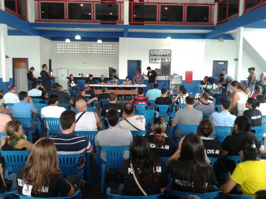 Policiais civis aprovam indicativo de greve