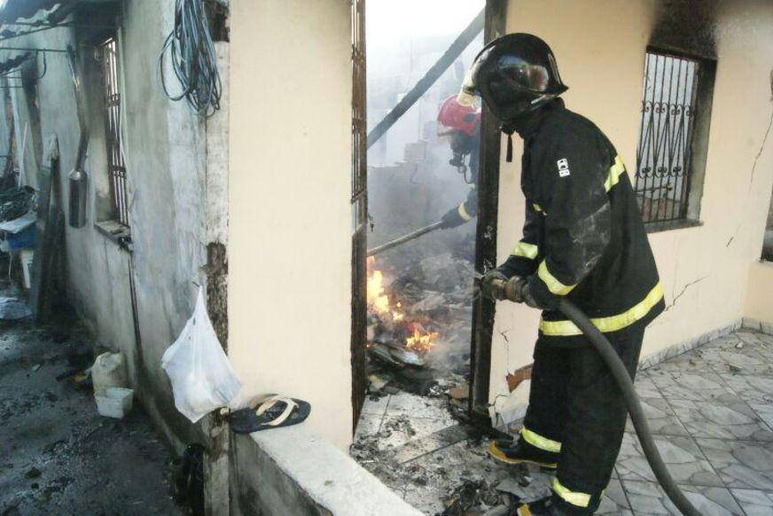 Incêndio consome uma casa na Compensa 3, Zona Oeste
