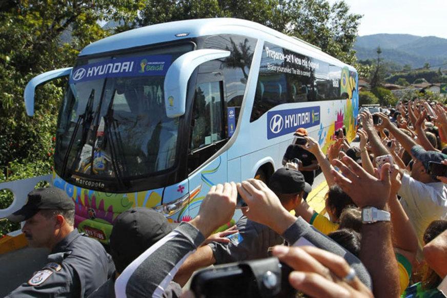 Seleção retorna a Teresópolis e é recebida por multidão