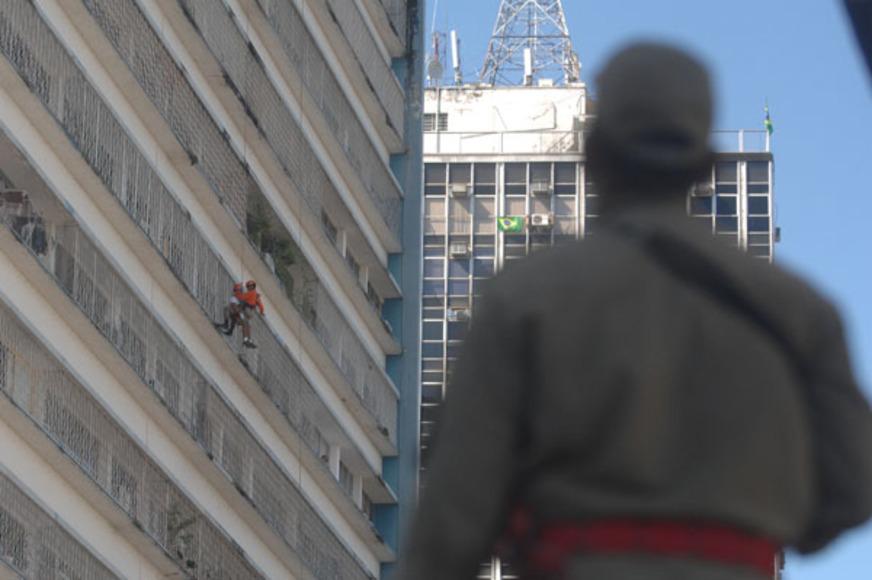 Bombeiros fazem simulado de resgate em alturas no Centro