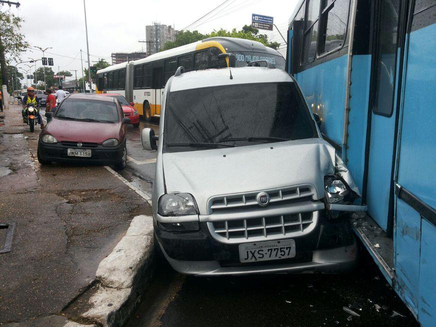 Colisão entre carro e ônibus provoca engarrafamento no Aleixo, Zona Centro-Sul
