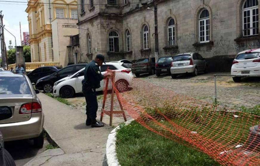 Após determinação, Prefeitura isola prédio da Santa Casa de Misericórdia, em Manaus