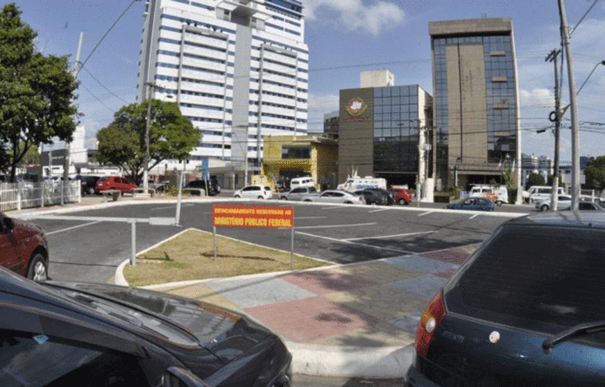 Prédios públicos ‘privatizam’ vagas de estacionamento e restringem acesso de motoristas