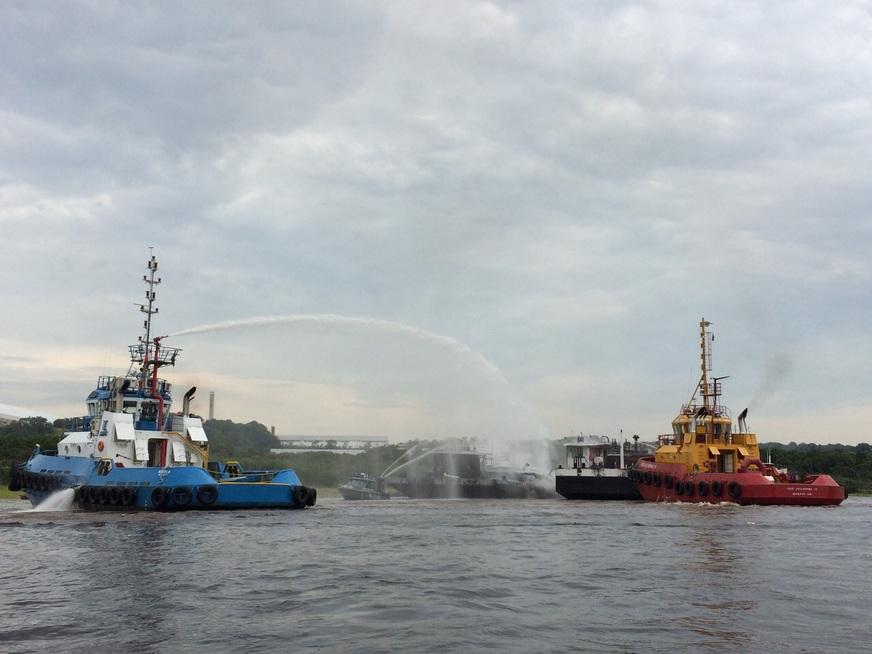 Balsa com combustível explode à margem do Distrito Industrial 1 e deixa vítimas, em Manaus