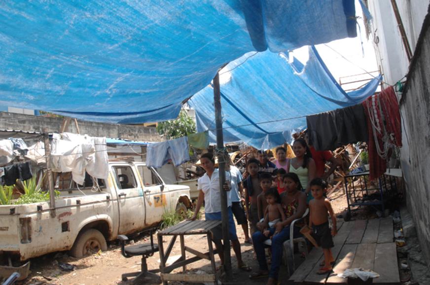 Indígenas vivem em garagem abandonada da Funai há mais de três anos, sem serviços básicos