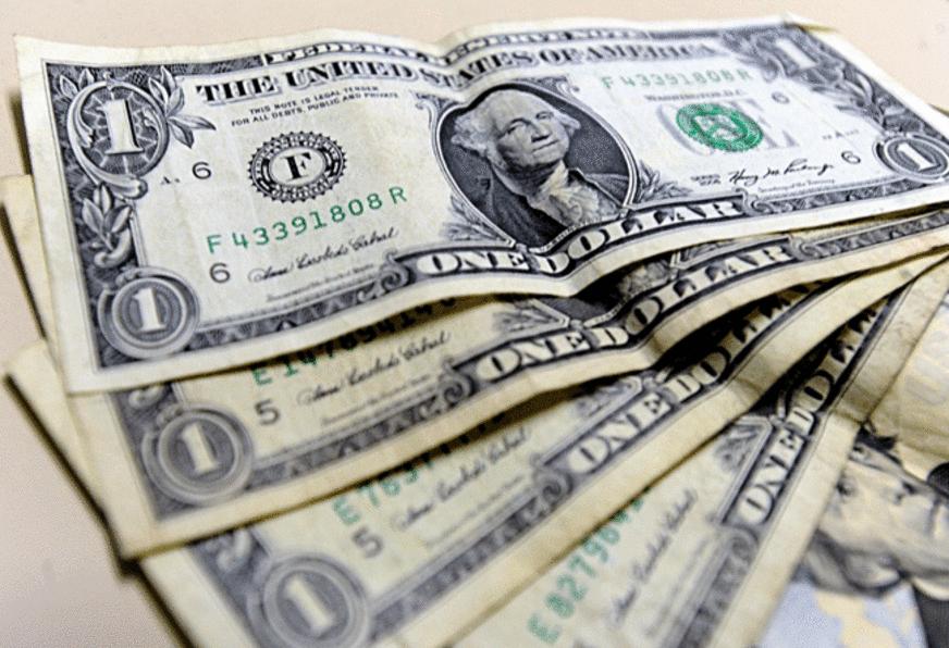Dólar ultrapassa R$ 2,70 e fecha no maior valor desde 2005