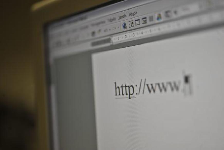 Brasileiro passa mais tempo na internet do que vendo TV