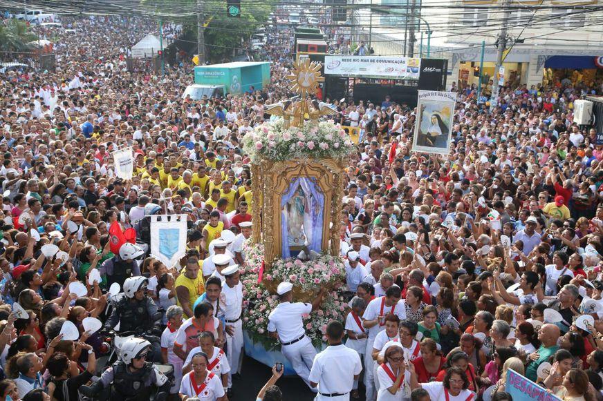 Fé e emoção marcam procissão da padroeira do Amazonas pelas ruas do Centro de Manaus