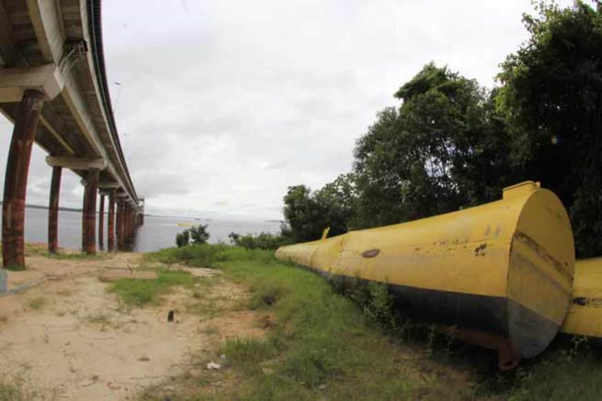 Com defensas encalhadas, estação do Proama apresenta risco de novo acidente em Manaus
