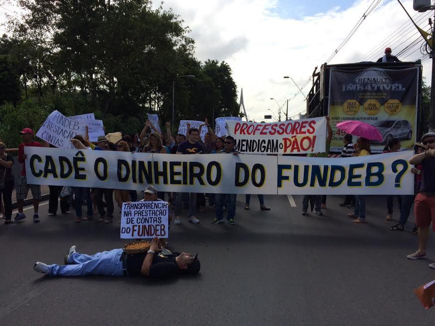 Professores do interior do Amazonas padecem com baixos salários e atrasos