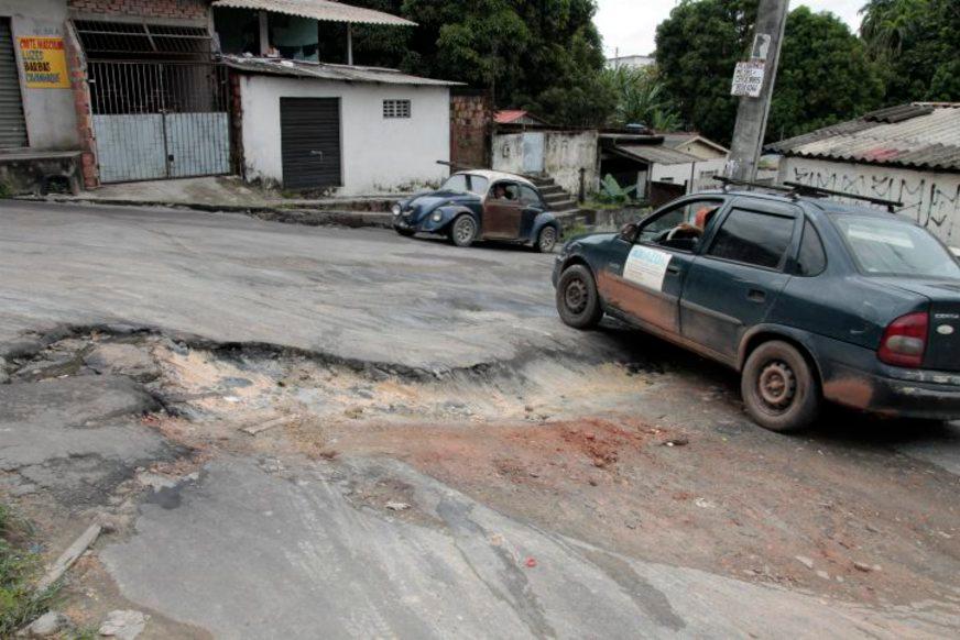 Moradores da Zona Leste de Manaus sofrem com os buracos