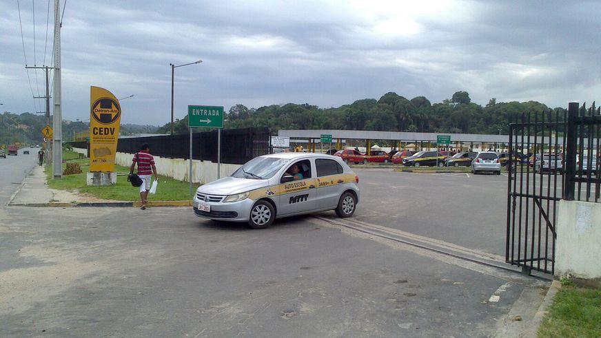 Corrente é retirada de portão do complexo de exames veiculares do Detran-AM, em Manaus