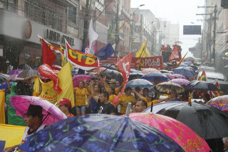 Protesto pró-Dilma e da Maçonaria dividem a cena no Centro na tarde desta sexta-feira