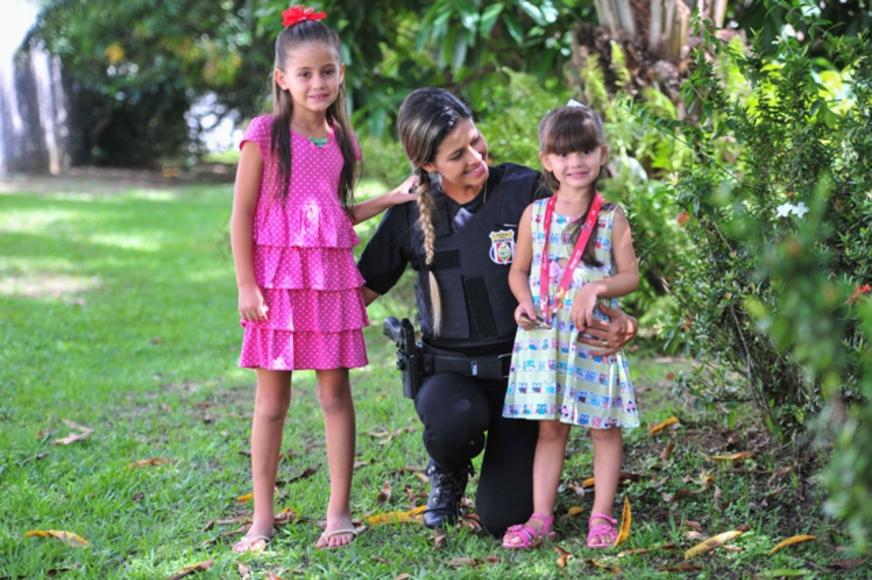 Delegada de polícia conta como administra função de mãe, esposa e mulher