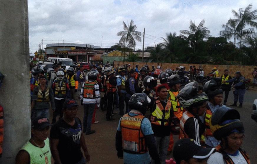 Em Manacapuru (AM), protesto de mototaxistas acaba em violência e com Prefeito ferido