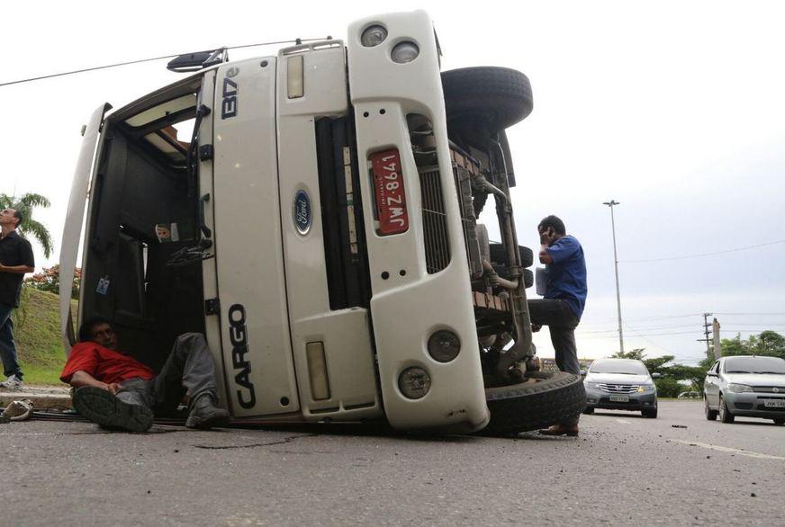 Caminhão tomba na entrada da Cidade Nova e deixa um ferido