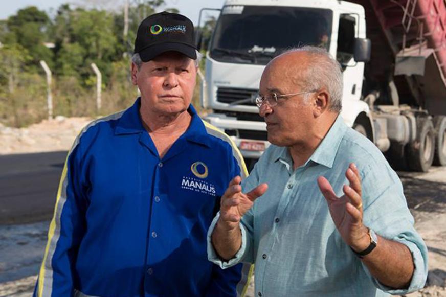 Artur promete ritmo acelerado de trabalhos até debaixo de chuva