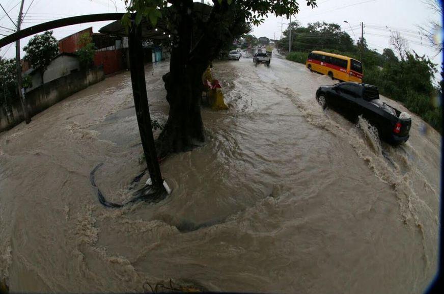 Forte chuva deixa rastro de destruição em Manaus