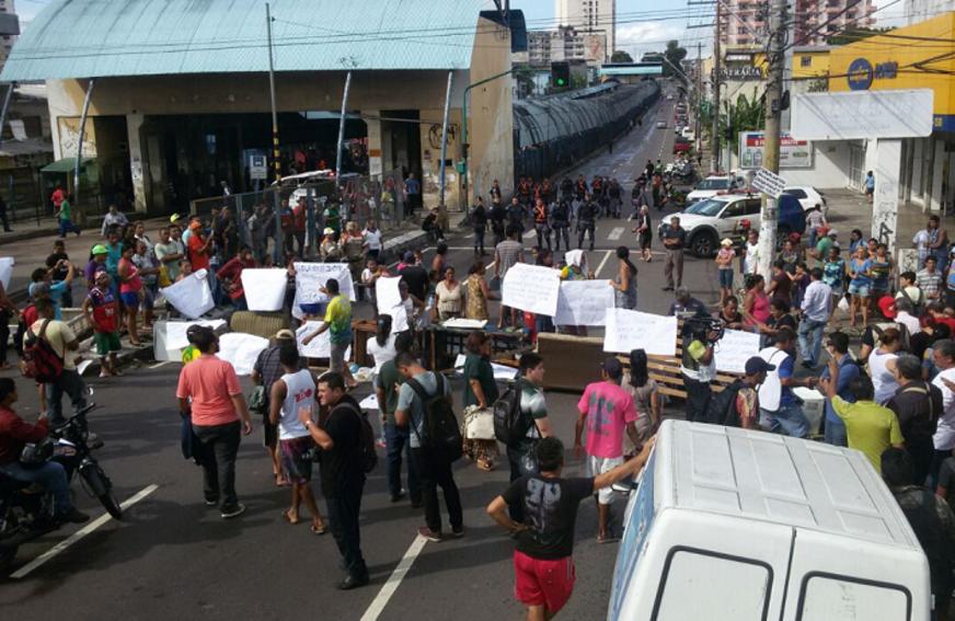 Batalhão retira moradores de áreas alagadas que protestavam em avenida do Centro