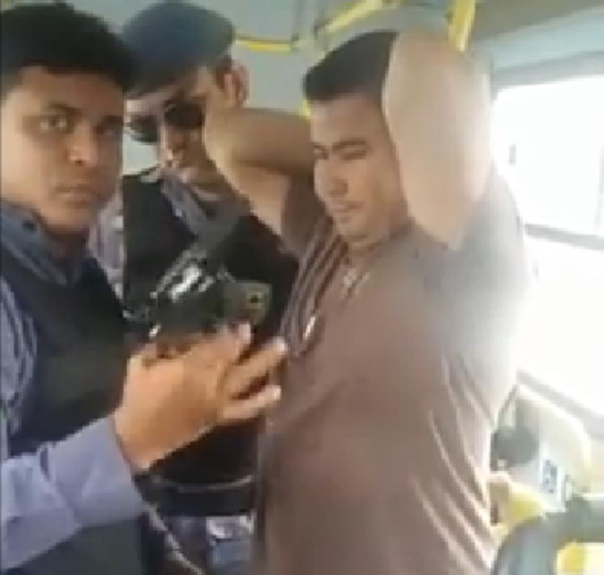 Homem é flagrado com arma de fogo dentro de ônibus em Manaus