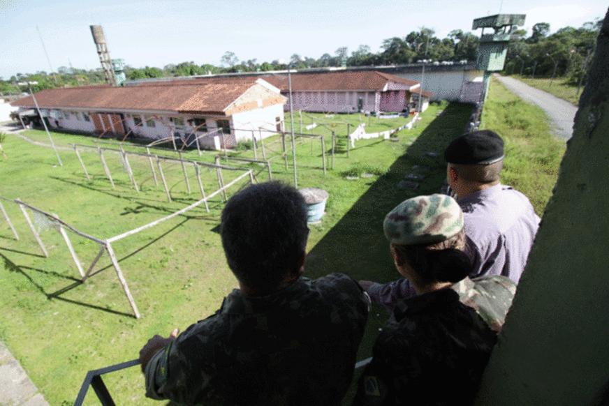 Exército e SSP-AM utilizam equipamento de guerra durante vistoria no Compaj