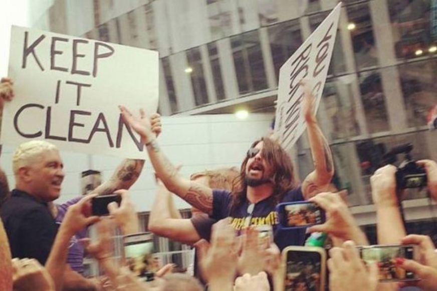 Foo Fighters interrompe protesto homofóbico nos Estados Unidos