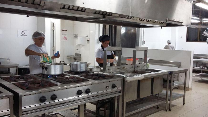 Alimentos vencidos: restaurante em Manaus que foi interditado vai abrir cozinha para clientes