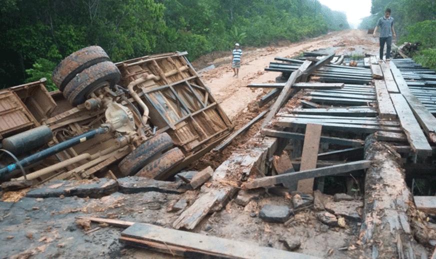 Ônibus que viajava de Humaitá para Manaus tomba de ponte de madeira na BR-319