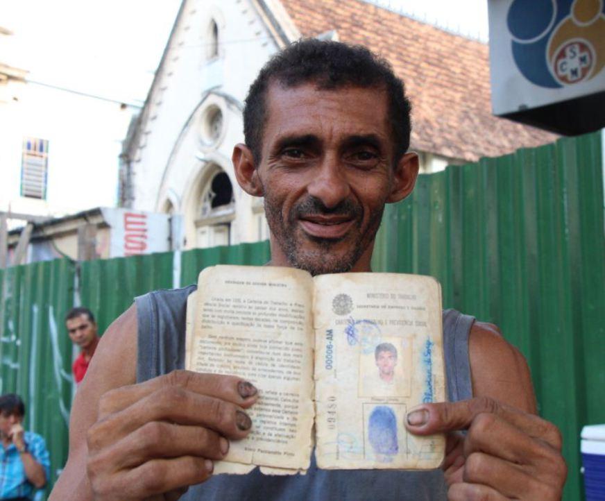 Ex-funcionário da Santa Casa de Misericórdia hoje é flanelinha
