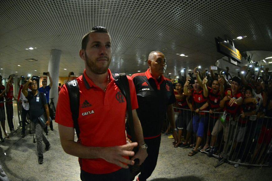 Para clássico com Vasco, Flamengo chega a Manaus e é recepcionado por multidão