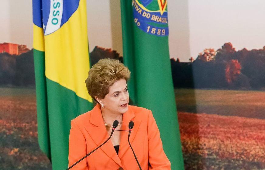 Dilma pede cautela ao tomar conhecimento de suspensão do impeachment