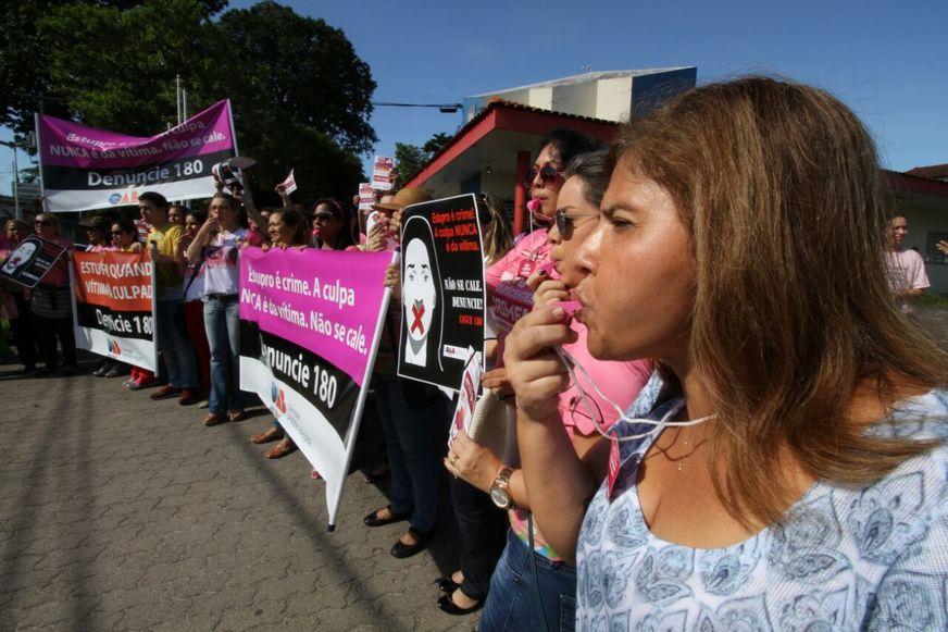 OAB-AM promove ‘apitaço’ em Manaus protestando contra estupro e violência