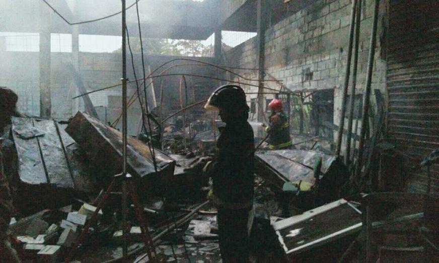 Incêndio de grandes proporções atinge galpão da Seduc, no bairro Alvorada
