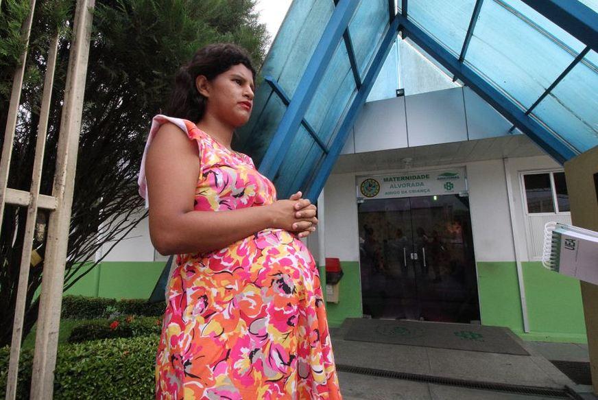 Pacientes grávidas lamentam a extinção da maternidade do Alvorada, em Manaus