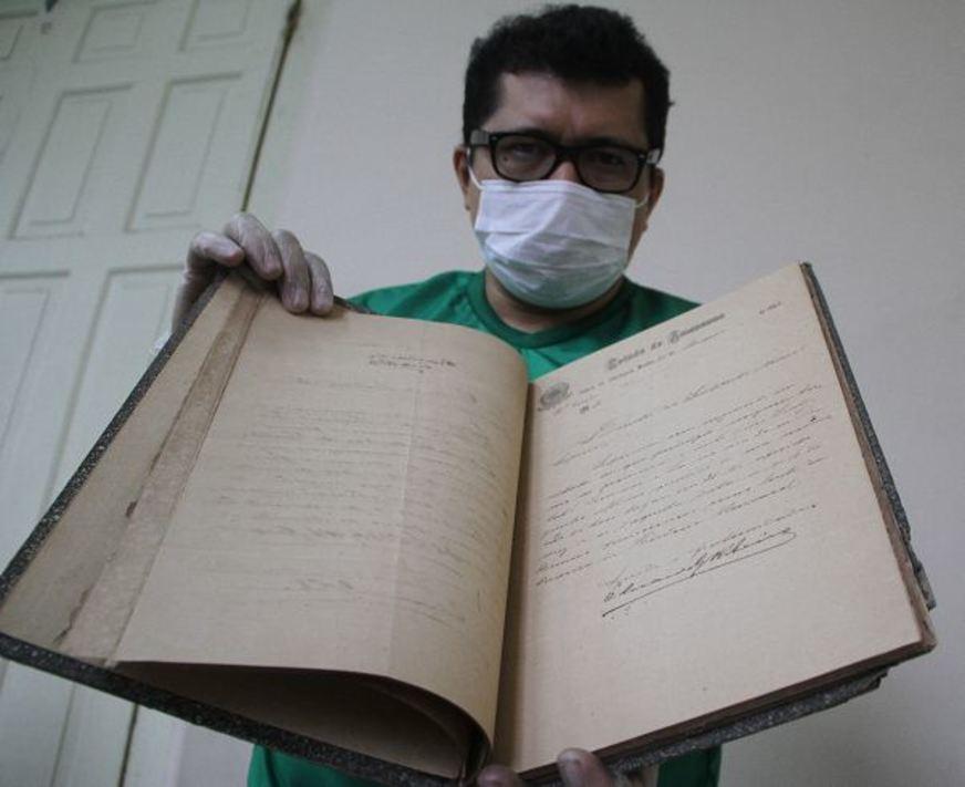 Documentos que estavam no porão do Estadual ganham vida com projeto histórico