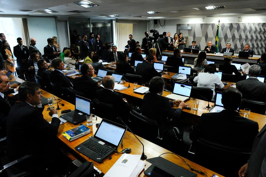 Comissão do Senado aprova parecer pela abertura do impeachment de Dilma